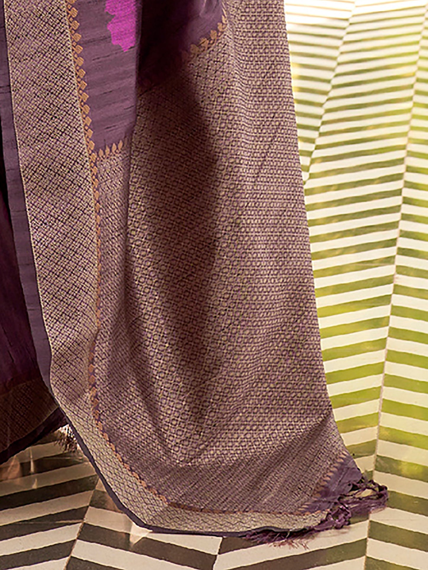Women's Silk Blend Purple Woven Design Celebrity Saree With Blouse Piece