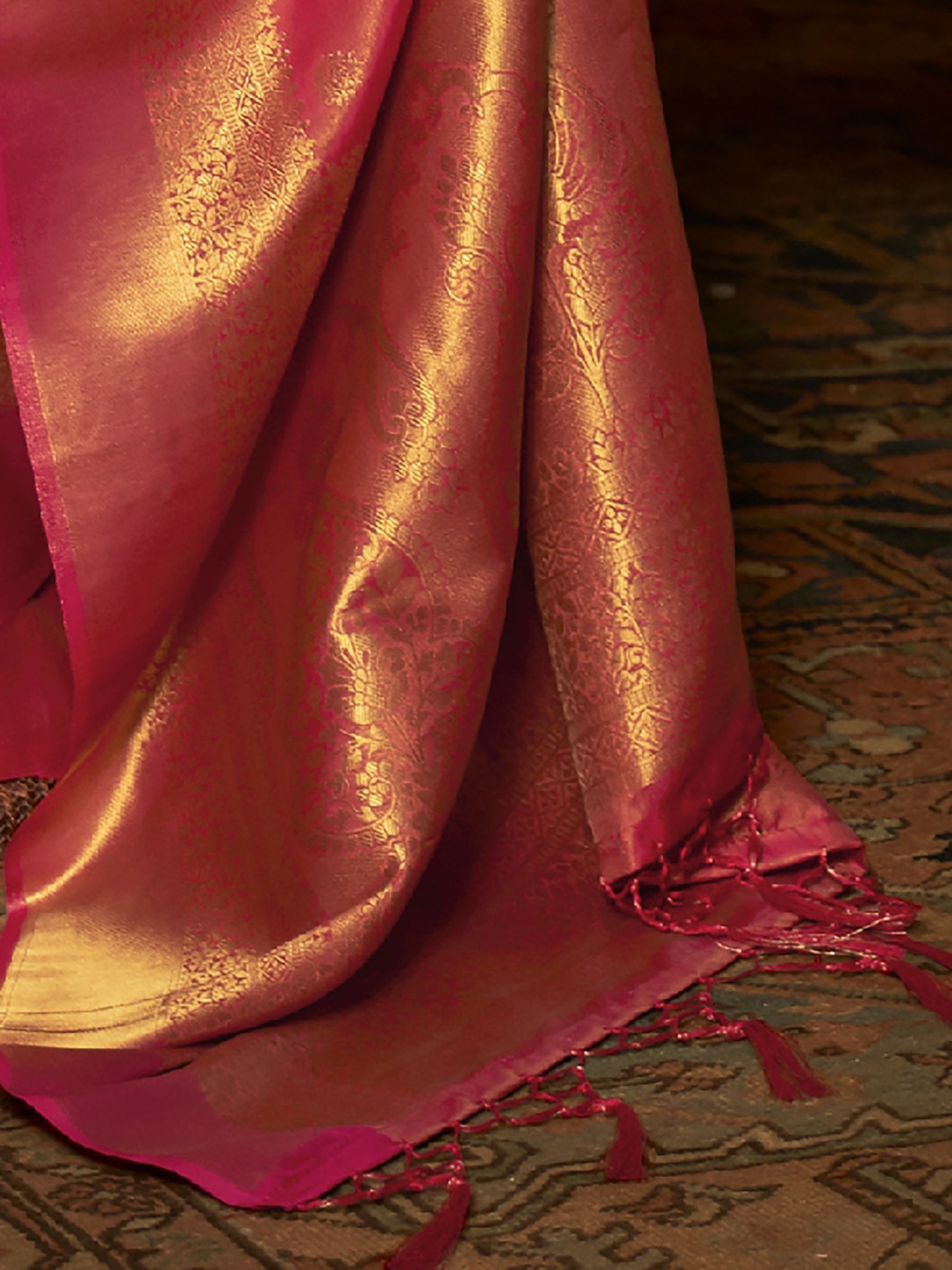 Women's Silk Blend Pink Woven Design Handloom Saree With Blouse Piece