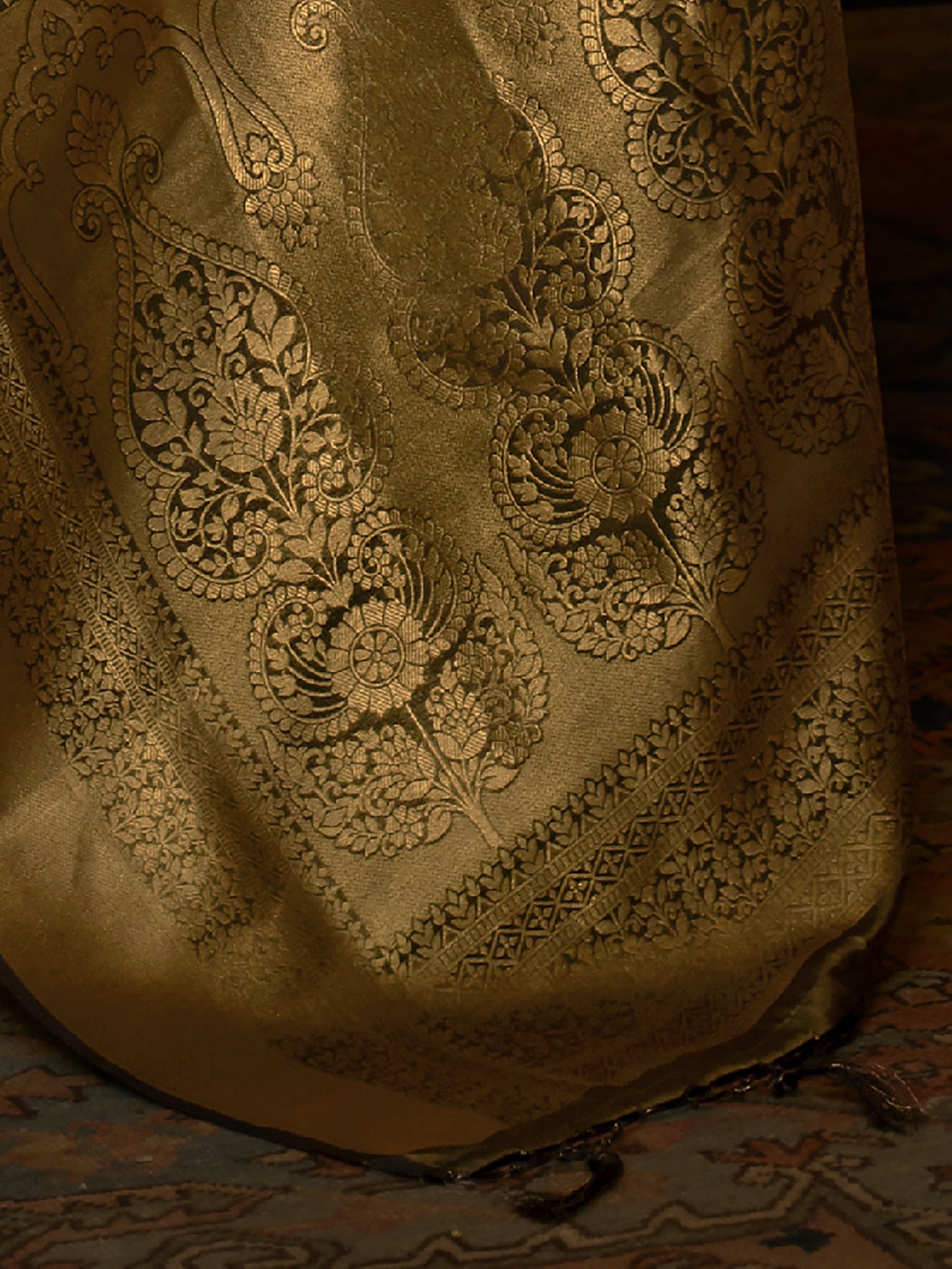 Women's Silk Blend Olive Woven Design Handloom Saree With Blouse Piece
