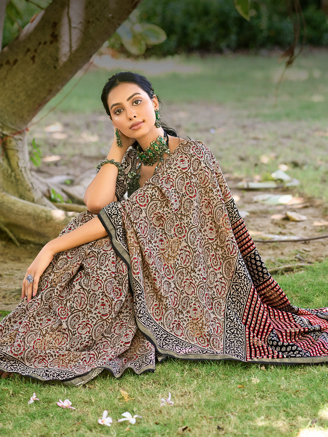 Women's Cotton Beige Printed Designer Saree With Blouse Piece