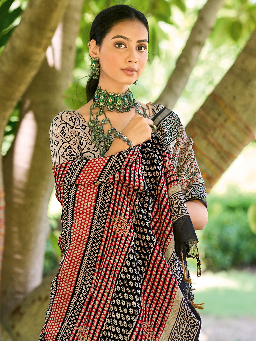 Women's Cotton Beige Printed Designer Saree With Blouse Piece