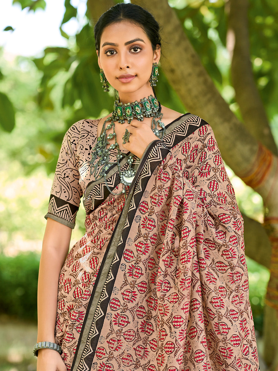 Women's Cotton Beige Printed Designer Saree With Blouse Piece