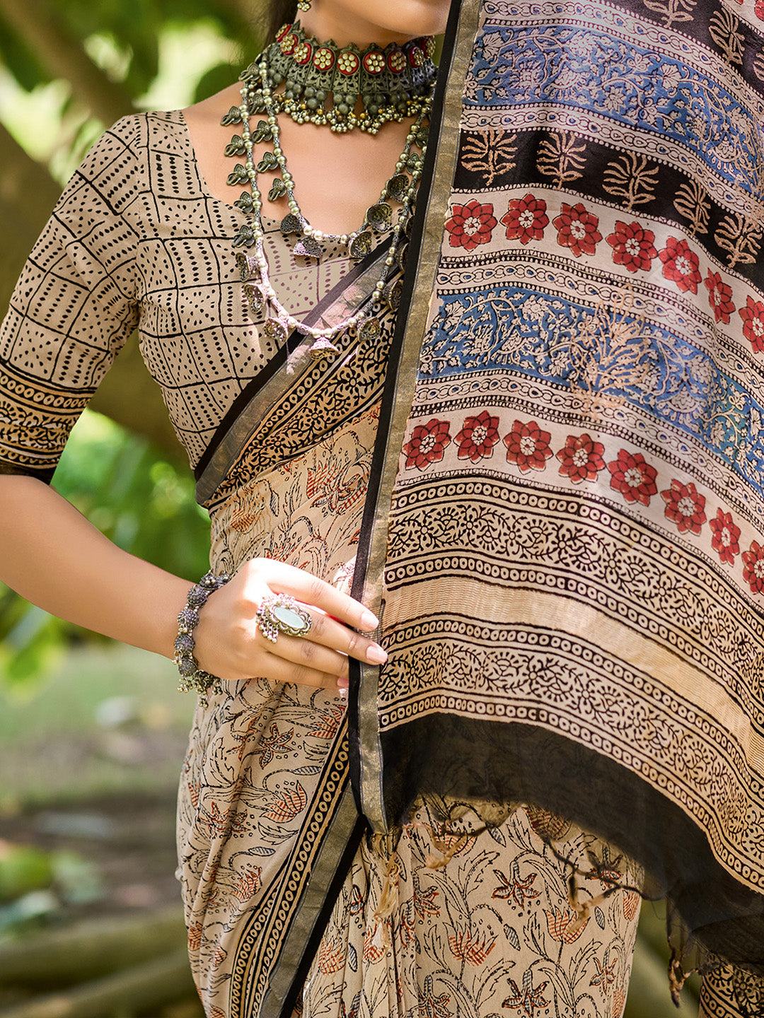 Women's Cotton Beige Printed Designer Saree With Blouse Piece