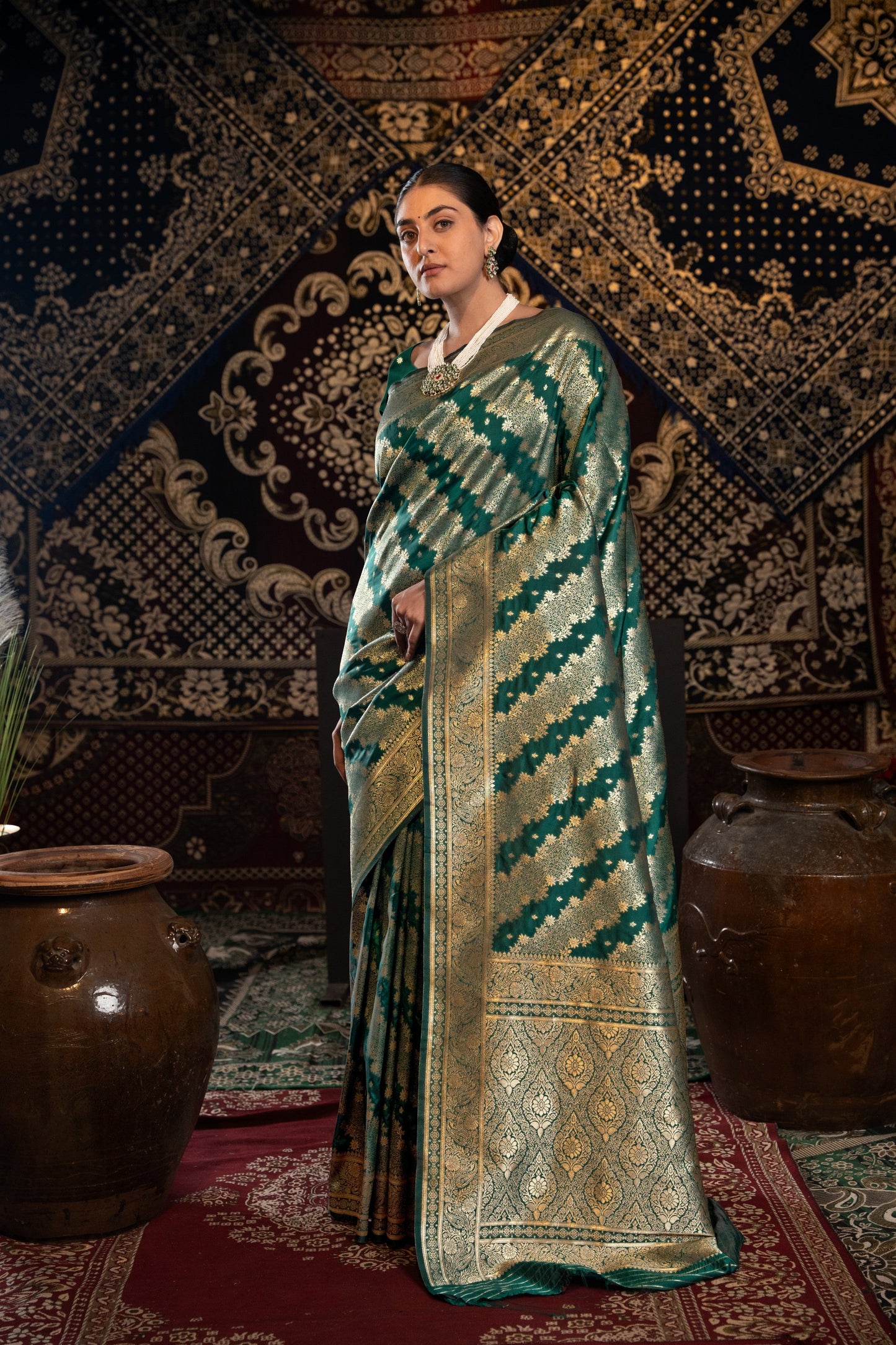 Dhiyona GR Women's Kavya Silk Bottle Green Banarasi Silk Woven Saree