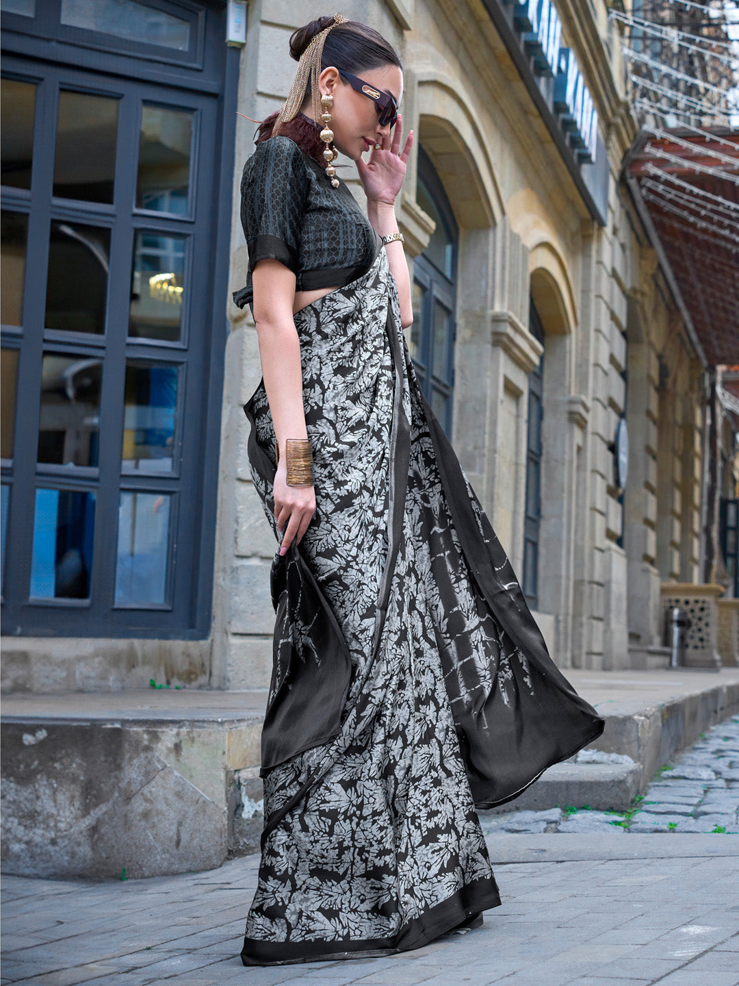 Women's Crepe Black Printed Designer Saree With Blouse Piece