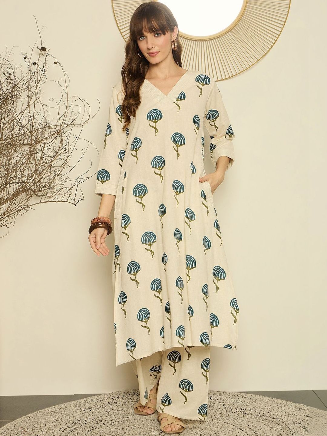 Women Floral Printed Regular Kurta with Trousers