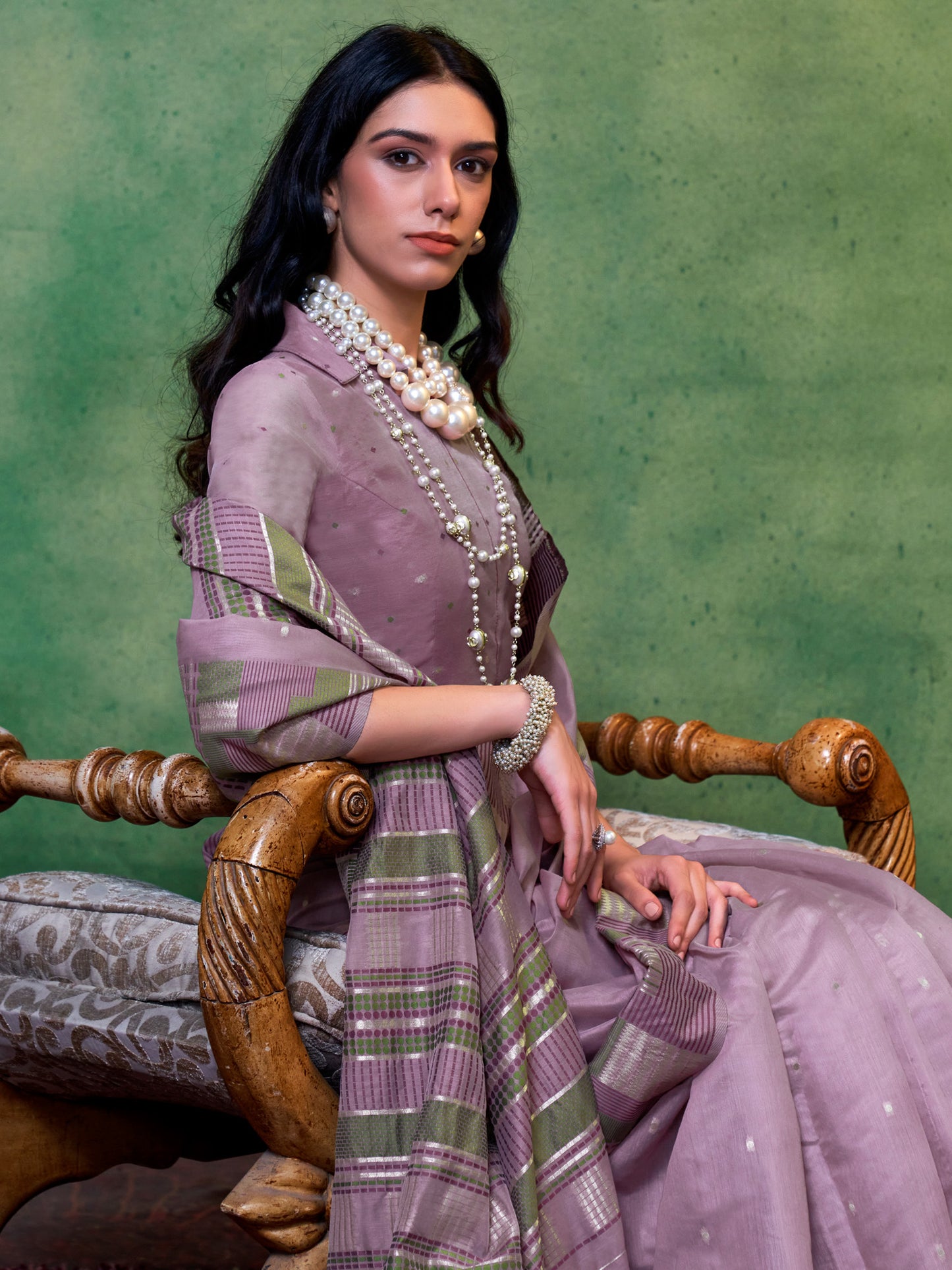 Women's Silk Blend Mauve Woven Design Designer Saree With Blouse Piece
