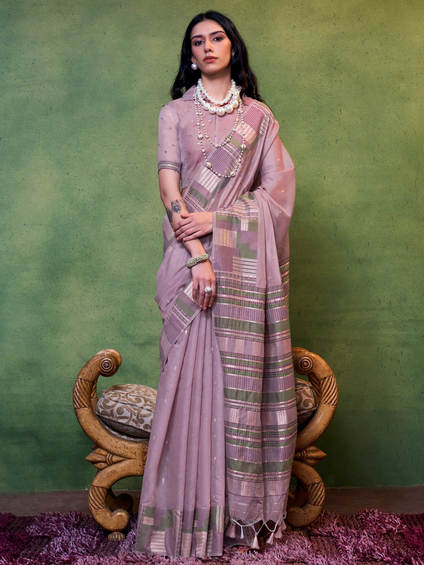 Women's Silk Blend Mauve Woven Design Designer Saree With Blouse Piece