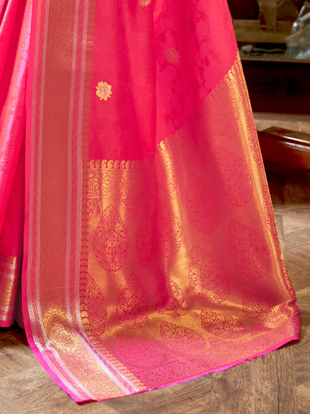 Women's Silk Blend Pink Woven Design Handloom Saree With Blouse Piece