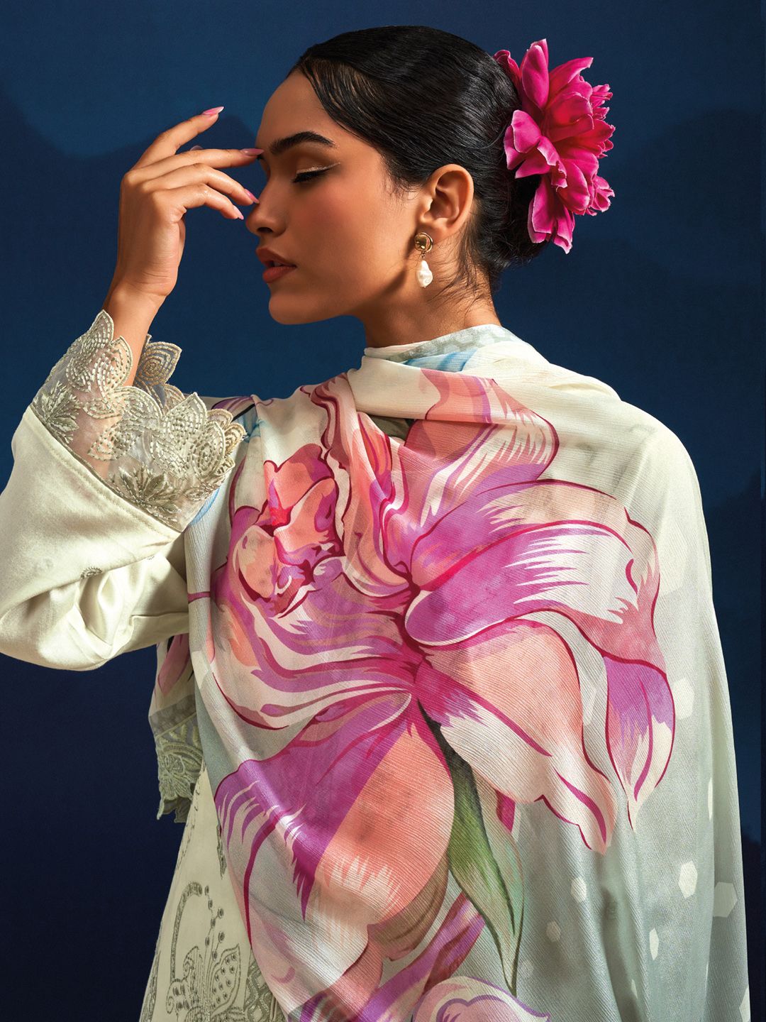 Women Floral Embroidered Regular Thread Work Kurta with Trousers & With Dupatta