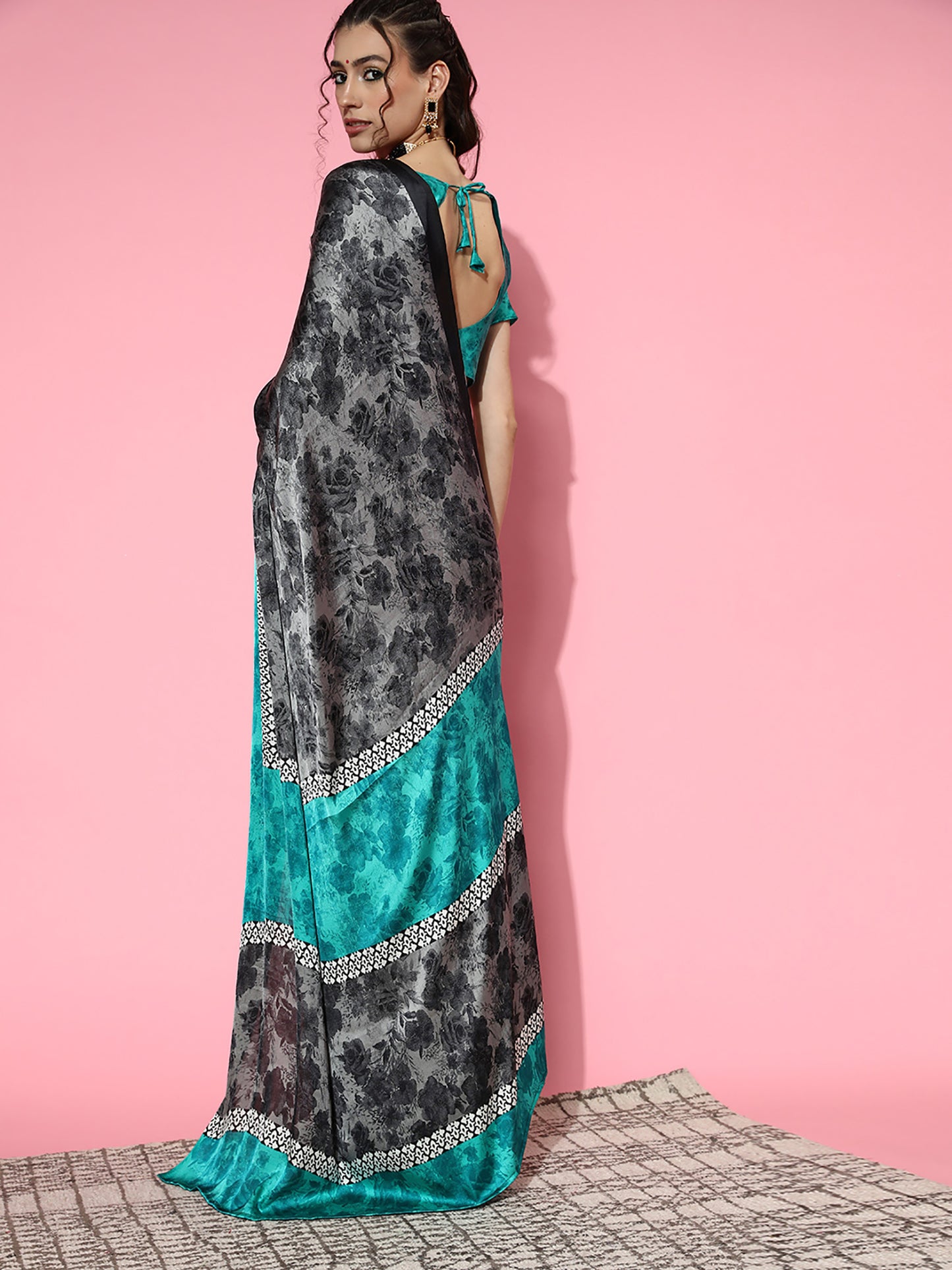Women's Crepe Grey Printed Celebrity Saree With Blouse Piece