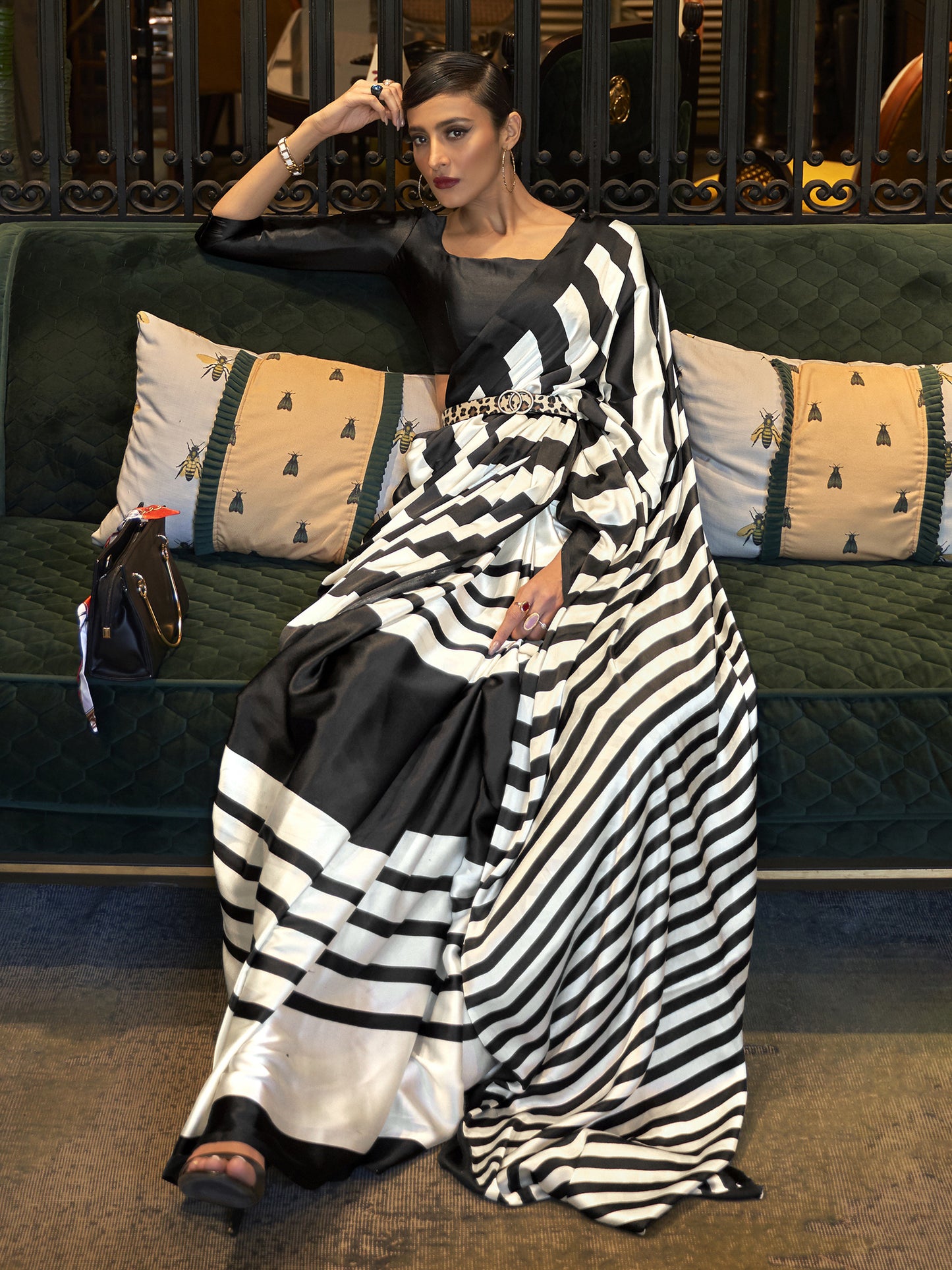 Women's Crepe Off White Printed Celebrity Saree With Blouse Piece