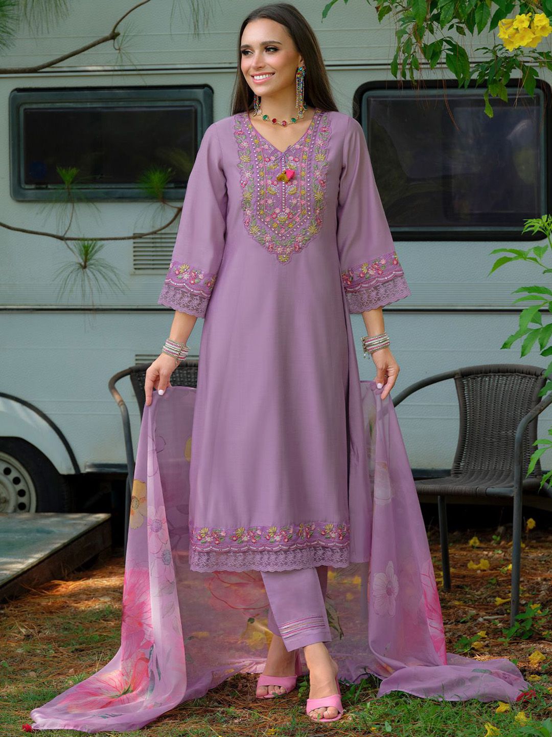 Floral Yoke Design V-Neck Thread Work Straight Kurta With Trousers & Dupatta