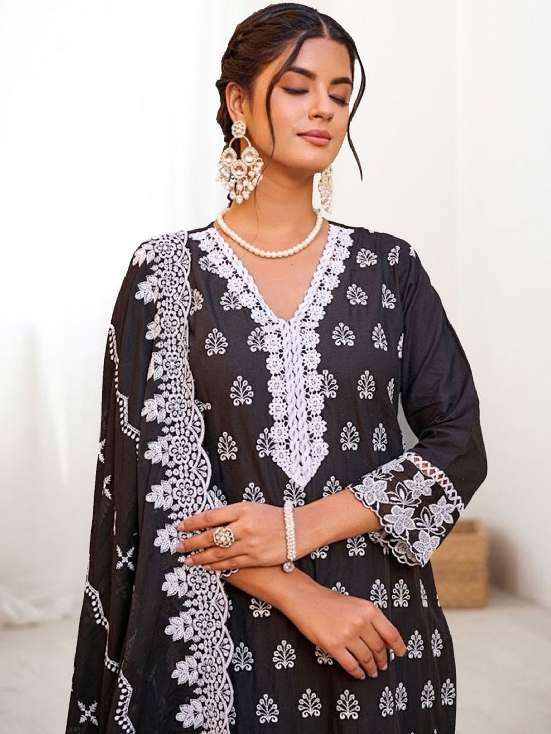 Women Ethnic Motifs Embroidered Regular Thread Work Pure Cotton Kurta with Trousers & With Dupatta