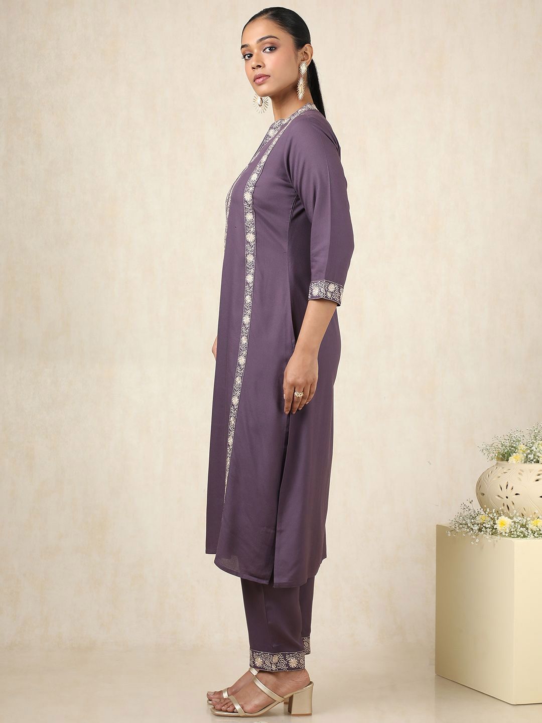 Dhiyona SO Women's Floral Embroidered Mandarin Collar Thread Work Kurta With Trouser