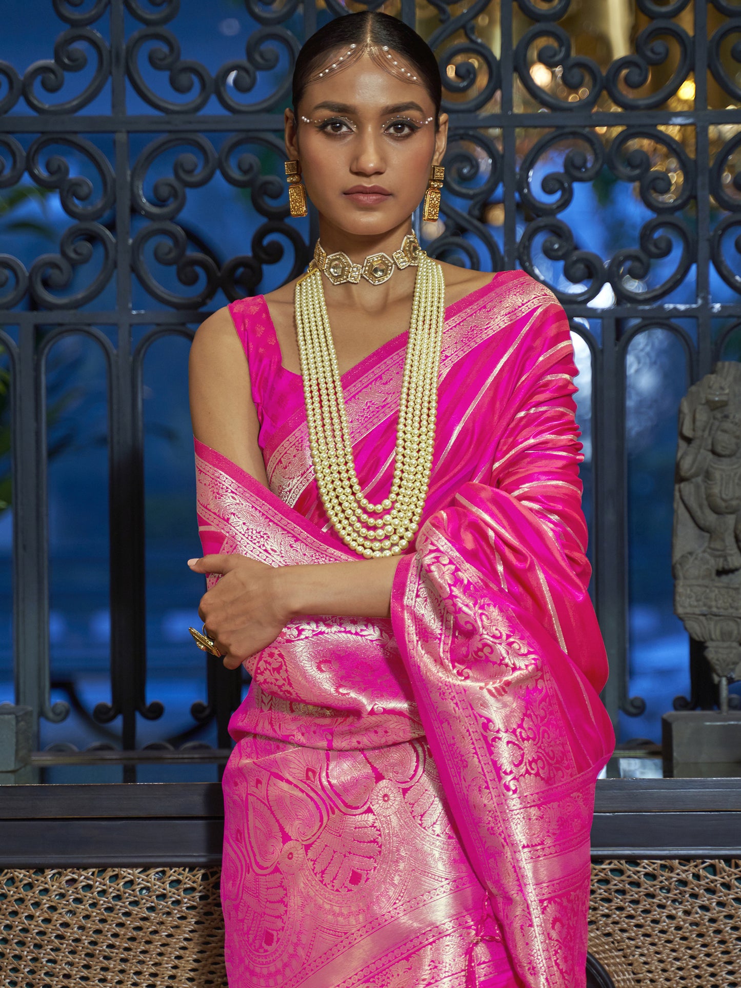 Women's Silk Blend Pink Woven Design Designer Saree With Blouse Piece