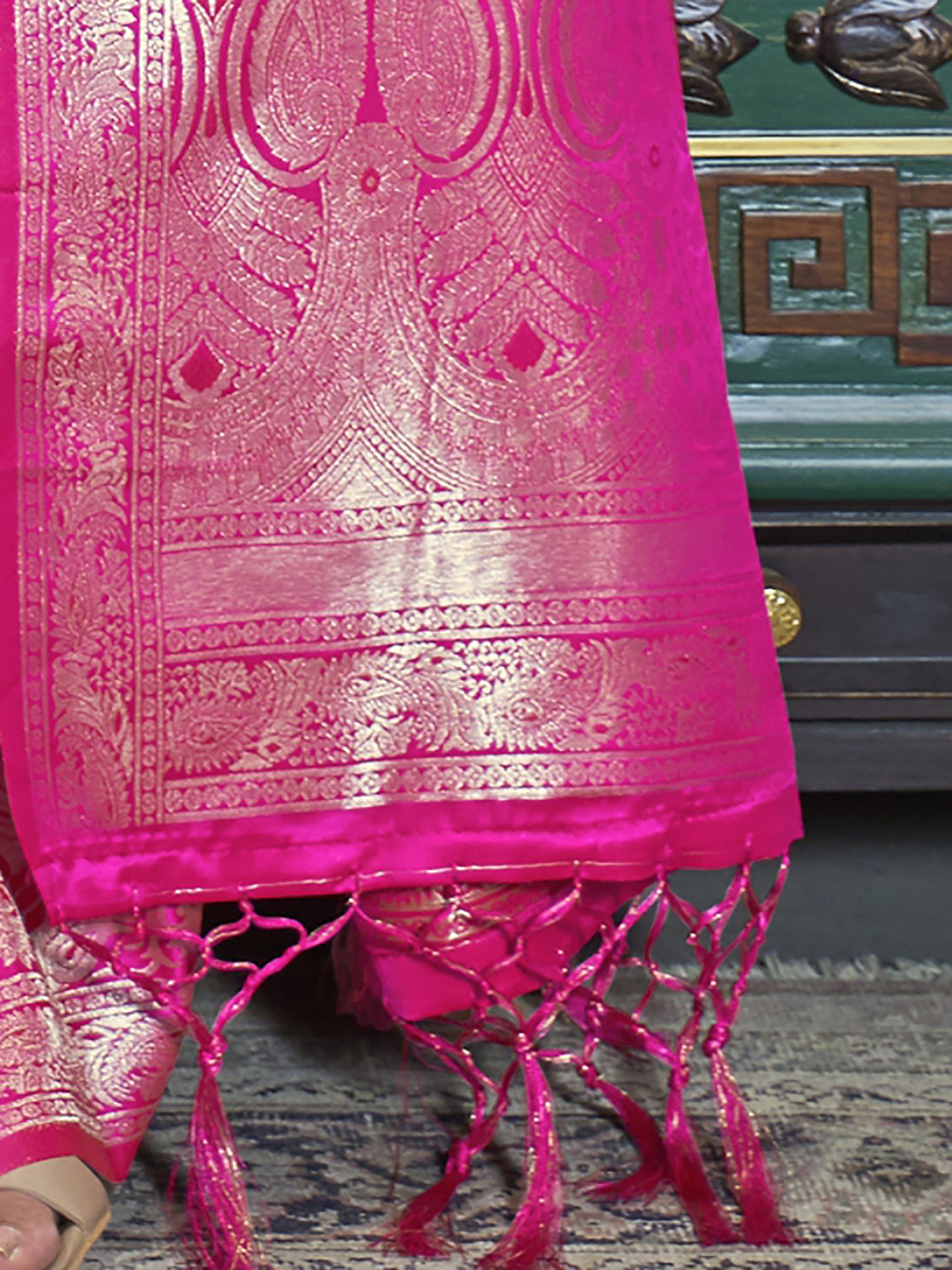 Women's Silk Blend Pink Woven Design Designer Saree With Blouse Piece