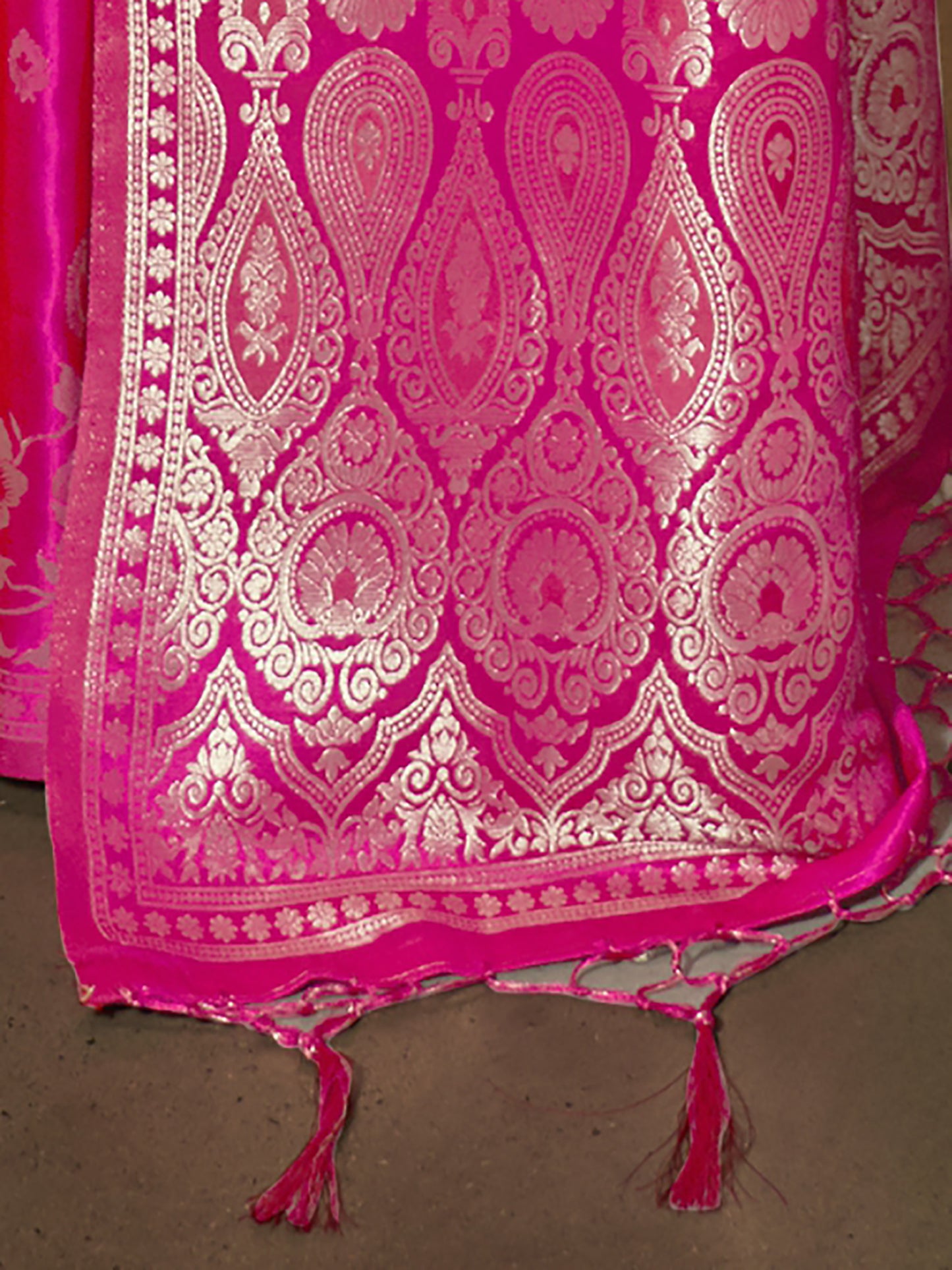 Women's Silk Blend Pink Woven Design Designer Saree With Blouse Piece