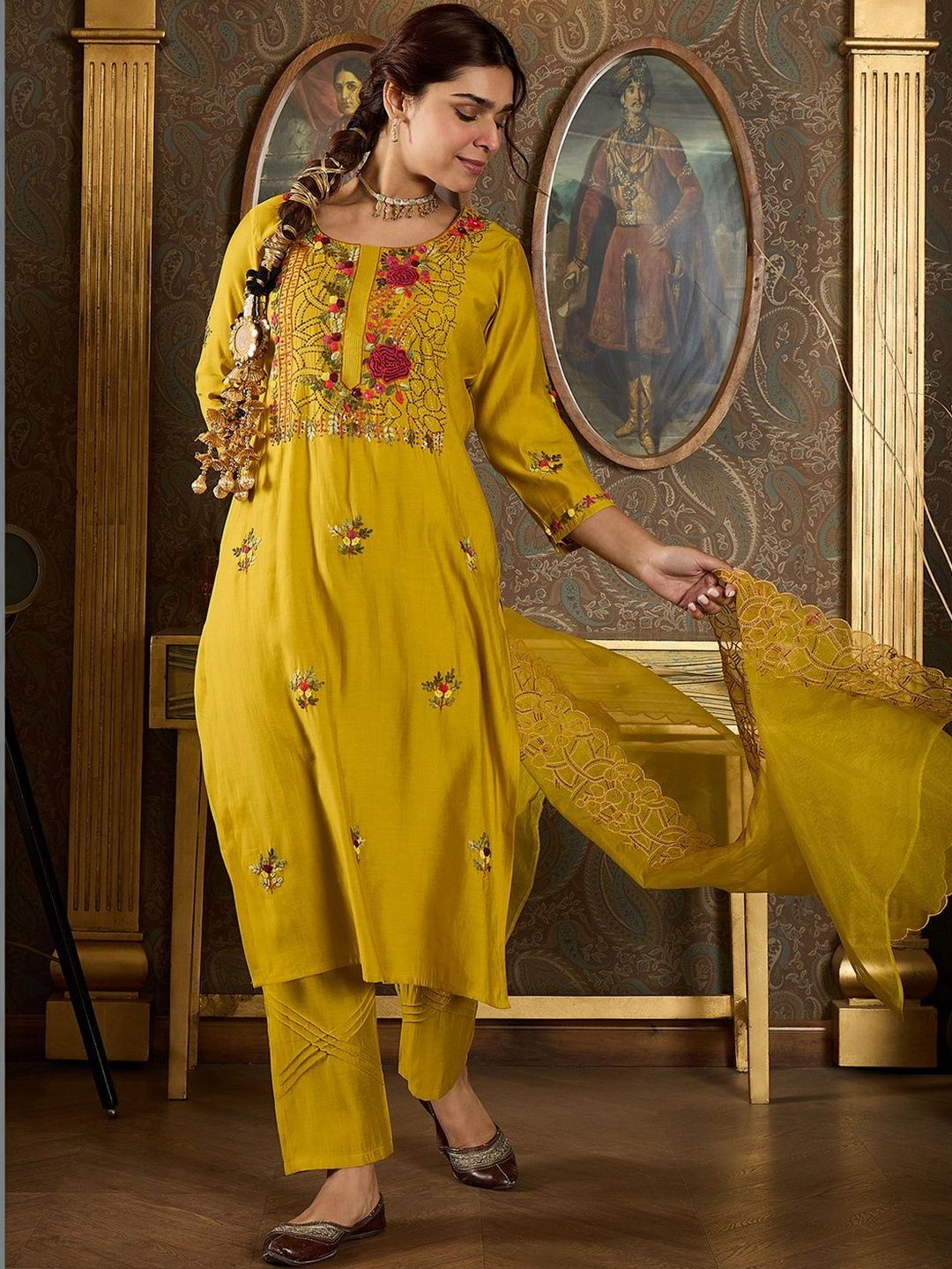 Women Floral Embroidered Regular Thread Work Kurta with Trousers & With Dupatta