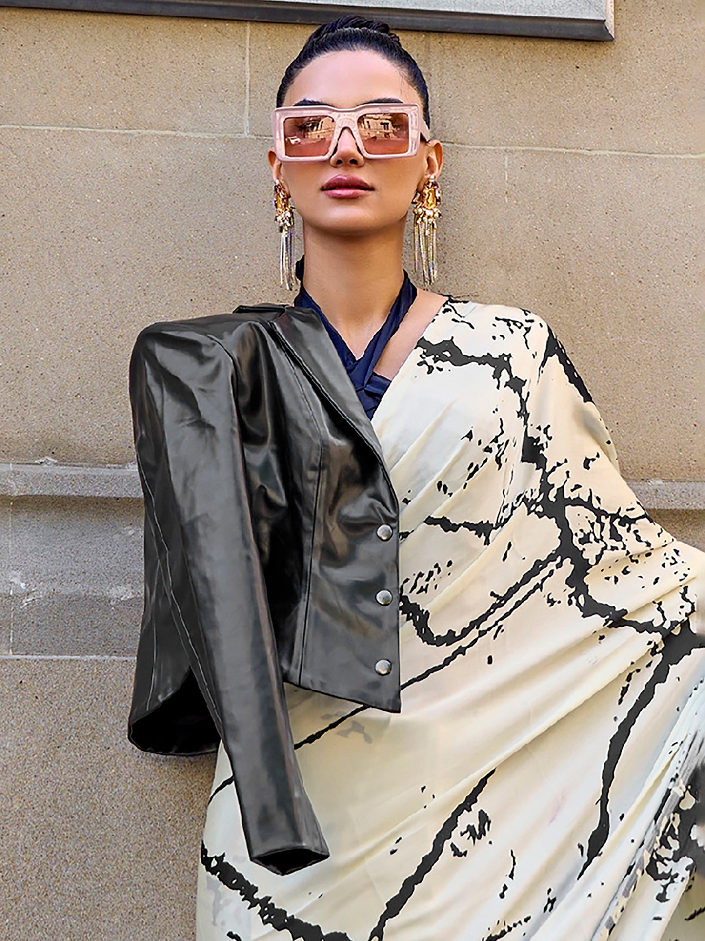 Women's Crepe Cream Digital Print Designer Saree With Blouse Piece