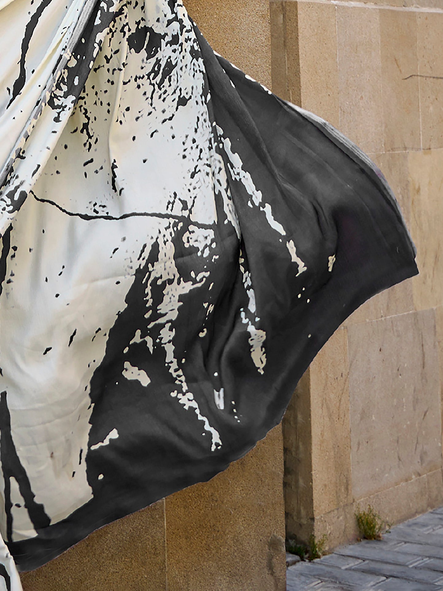 Women's Crepe Cream Digital Print Designer Saree With Blouse Piece