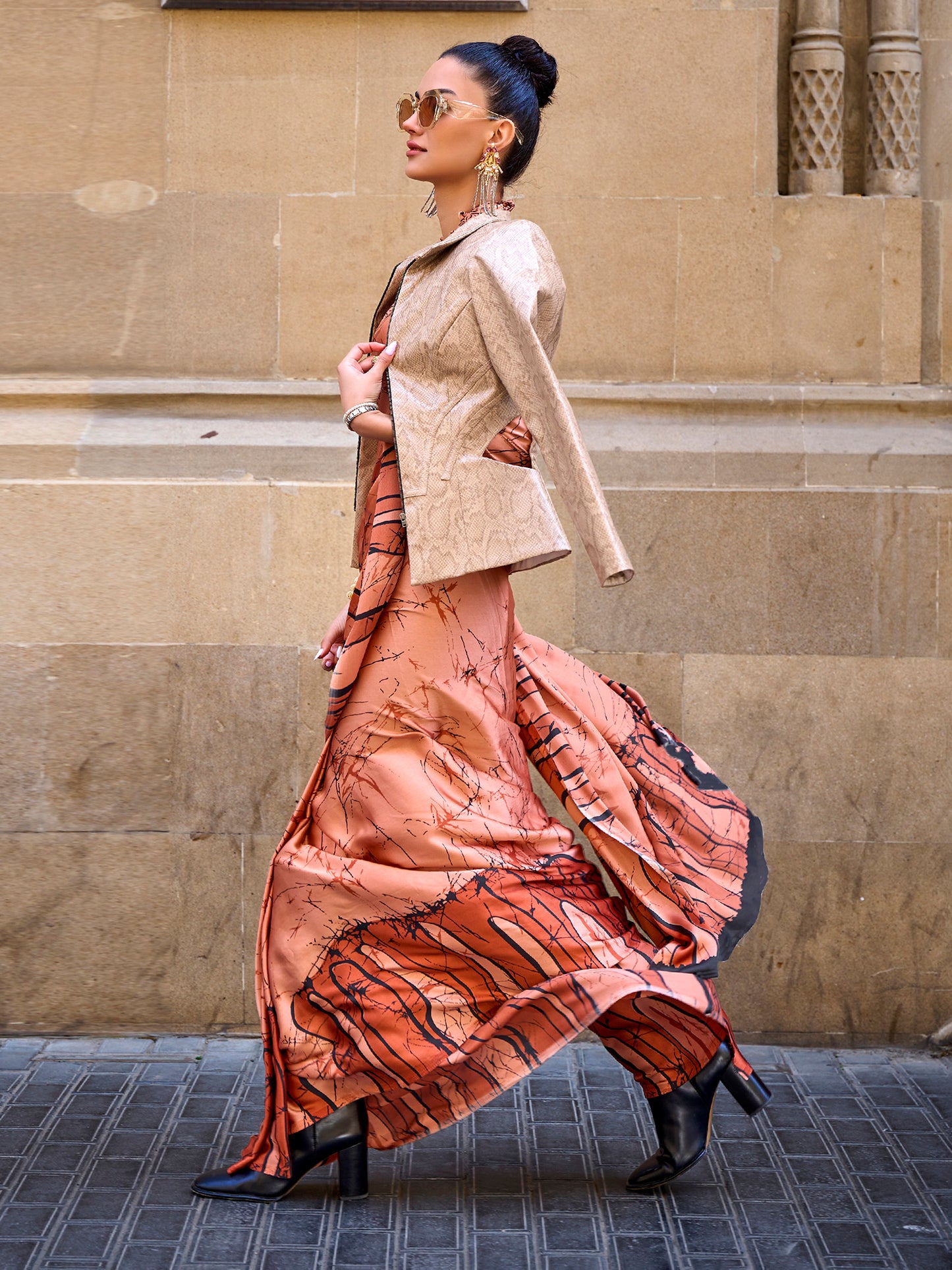 Women's Crepe Brown Digital Print Designer Saree With Blouse Piece