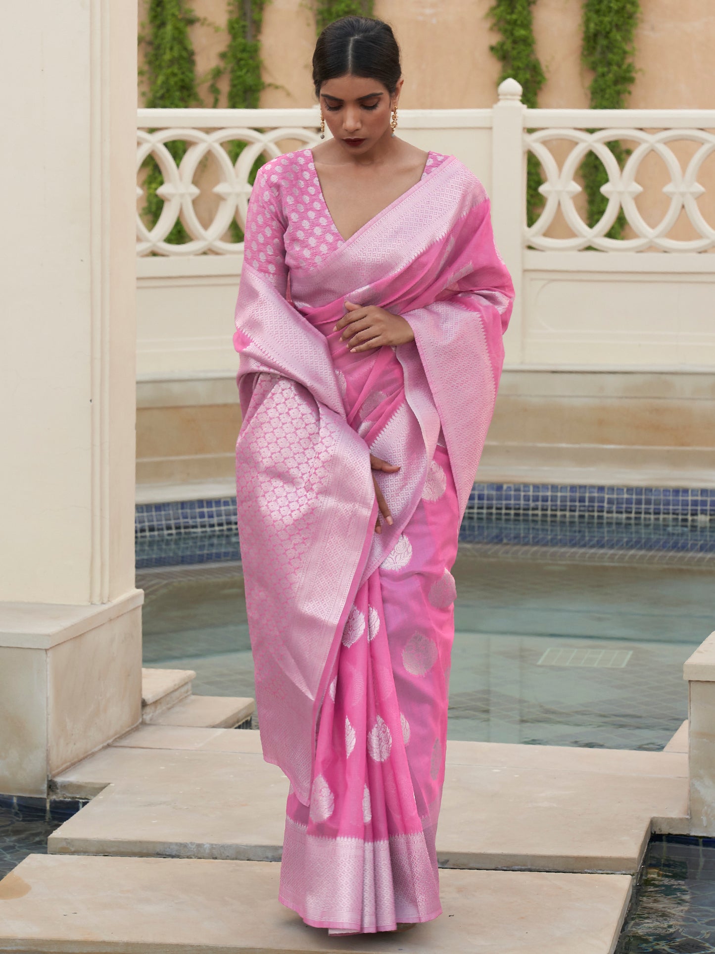 Women's Pure Linen Pink Woven Design Woven saree With Blouse Piece