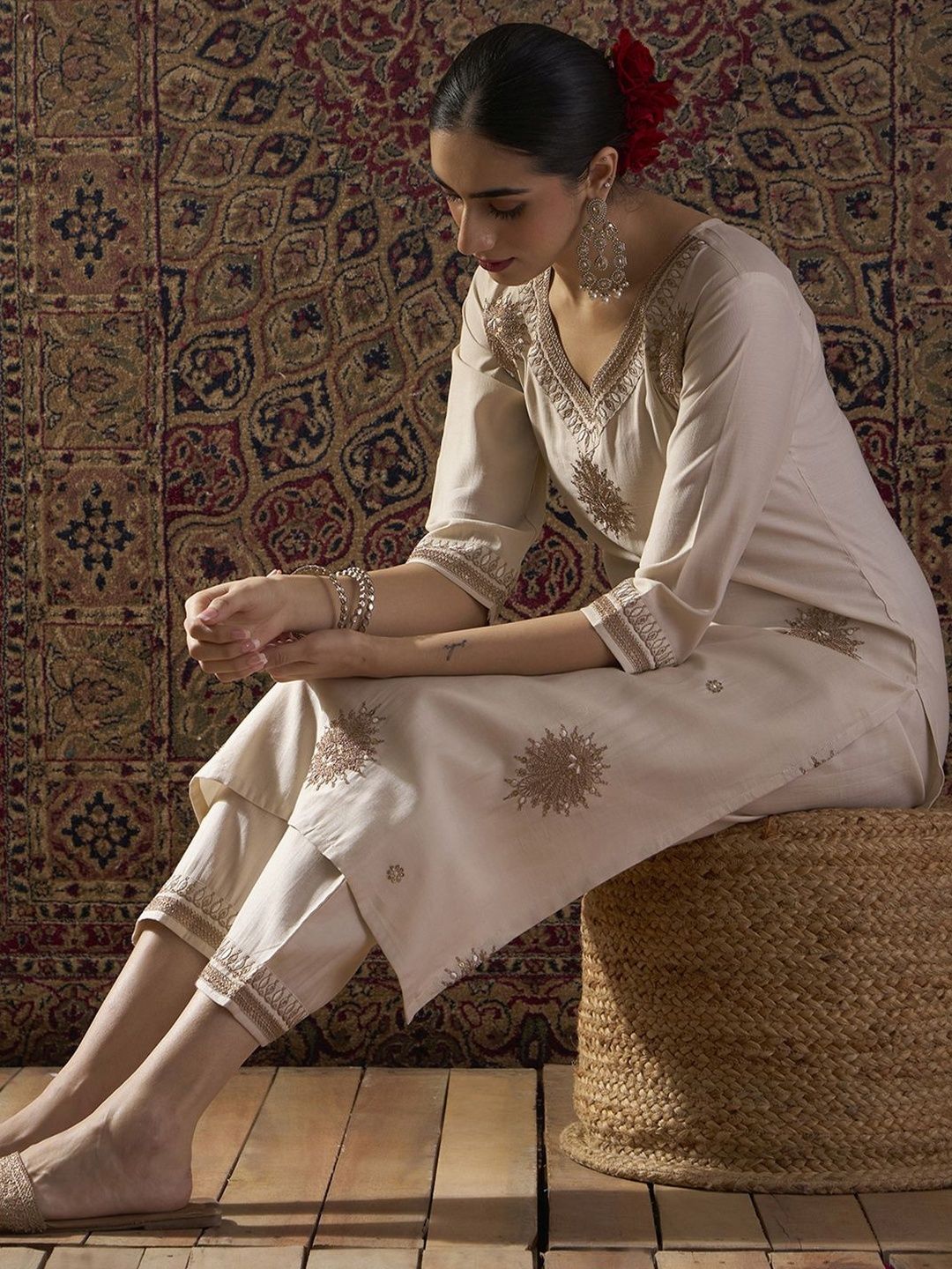 Ethnic Motifs Embroidered Thread Work Straight Kurta With Trouser