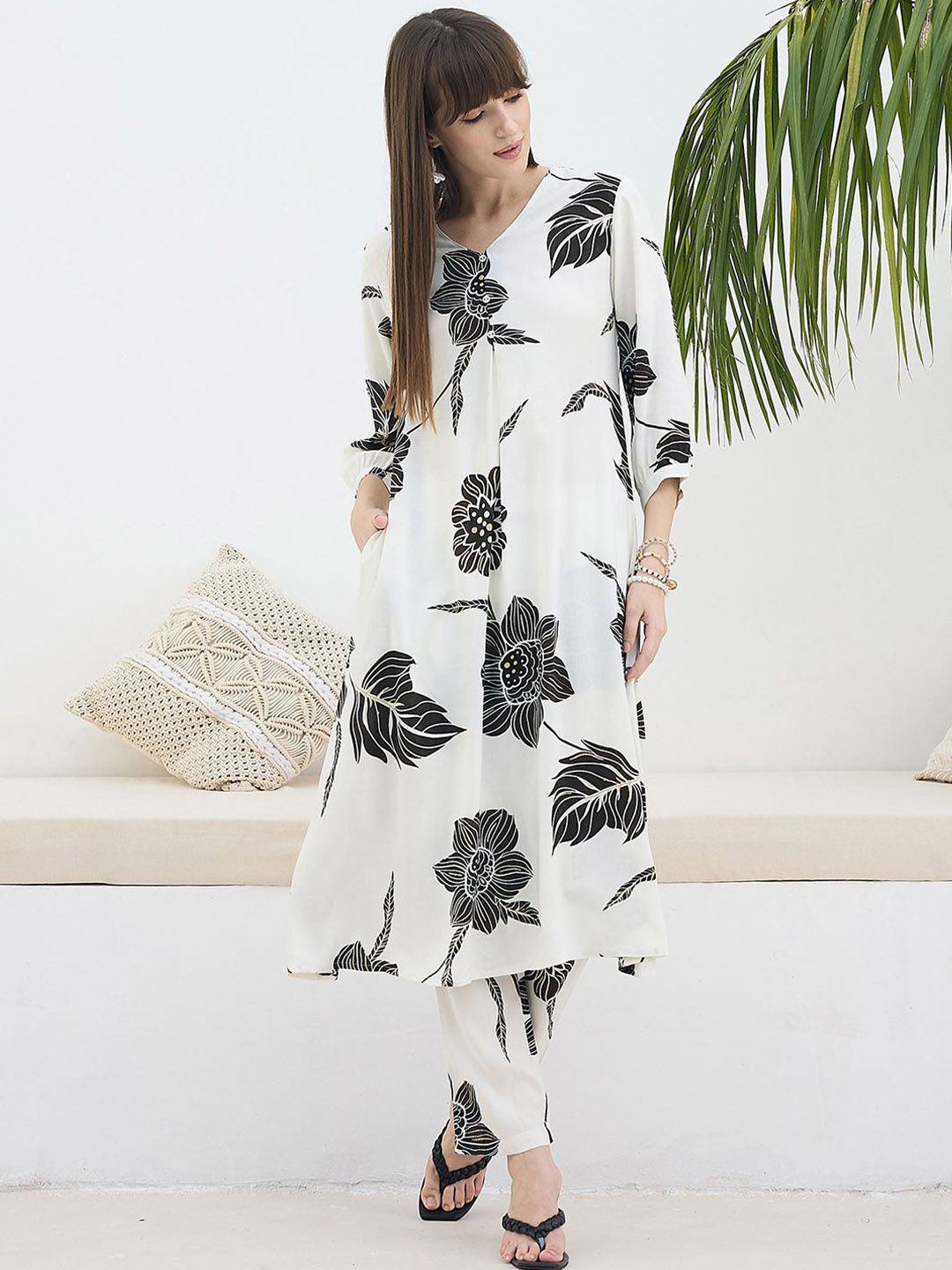 Women Floral Printed Kurta with Trousers