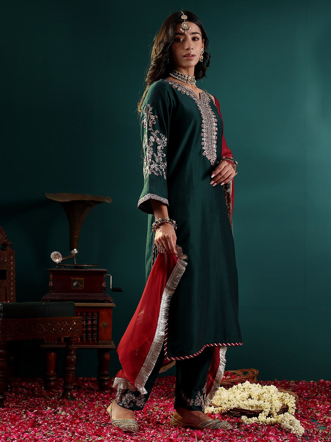Dhiyona VA Women'sGreen Floral Embroidered Regular Sequinned Kurta With Trouser With Dupatta