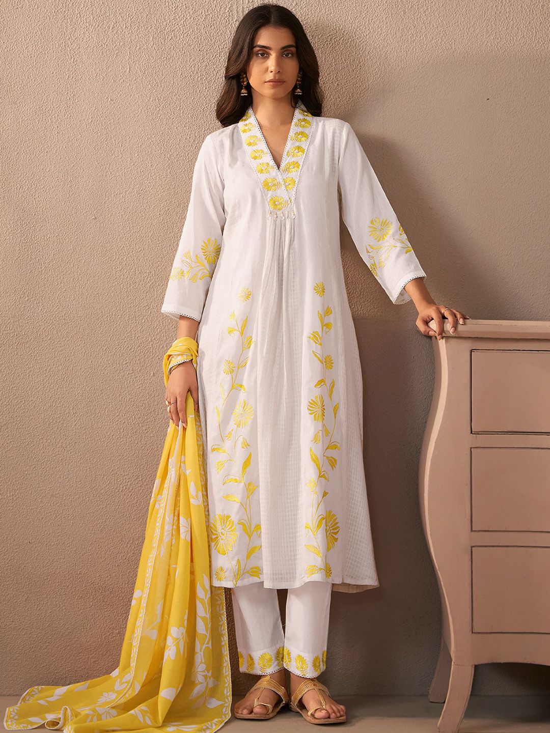 Dhiyona IE Women Floral Embroidered Regular Thread Work Pure Cotton Kurta with Trousers & With Dupatta