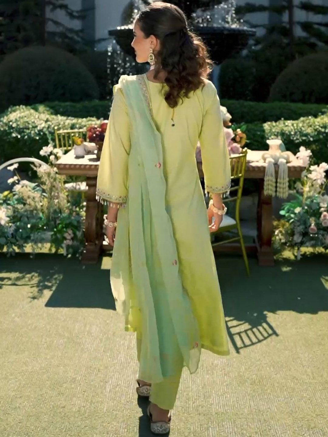 Women Floral Embroidered Regular Thread Work Kurta with Trousers & With Dupatta