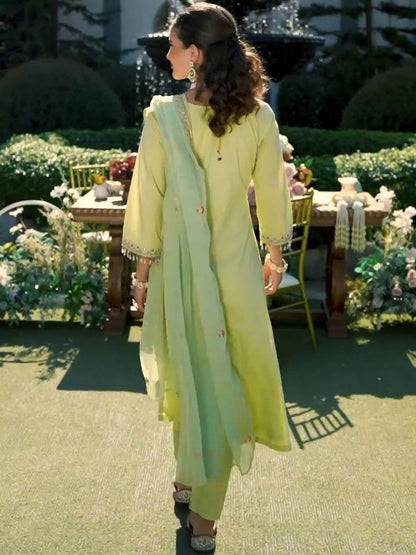 Women Floral Embroidered Regular Thread Work Kurta with Trousers & With Dupatta