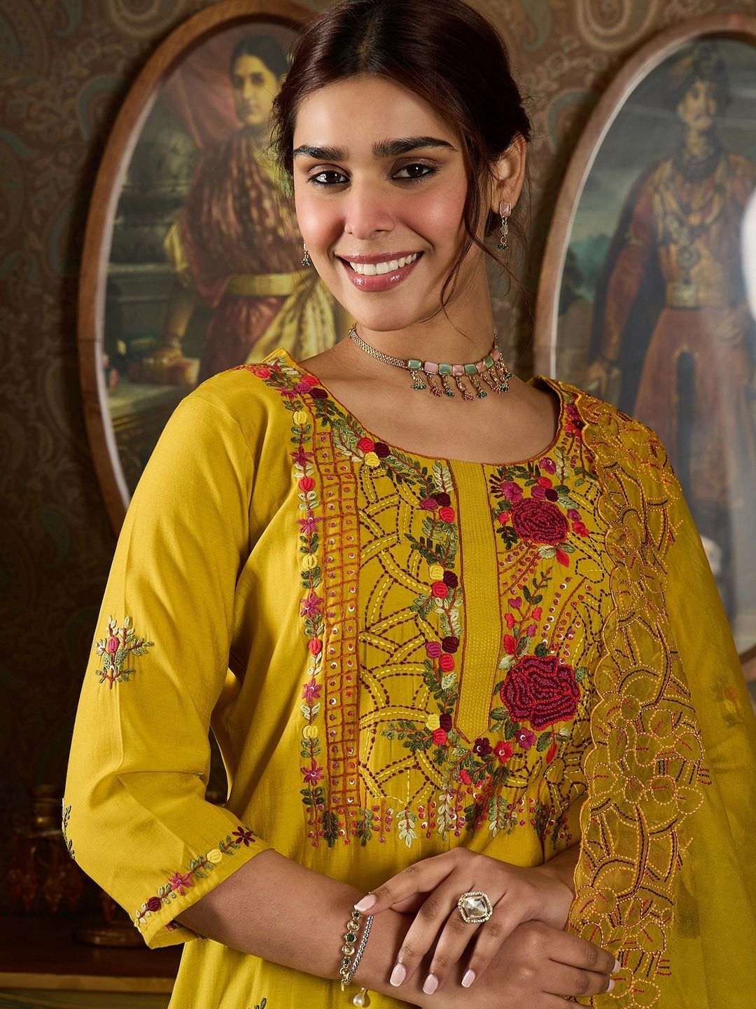 Women Floral Embroidered Regular Thread Work Kurta with Trousers & With Dupatta