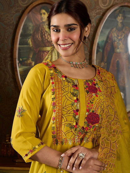Women Floral Embroidered Regular Thread Work Kurta with Trousers & With Dupatta