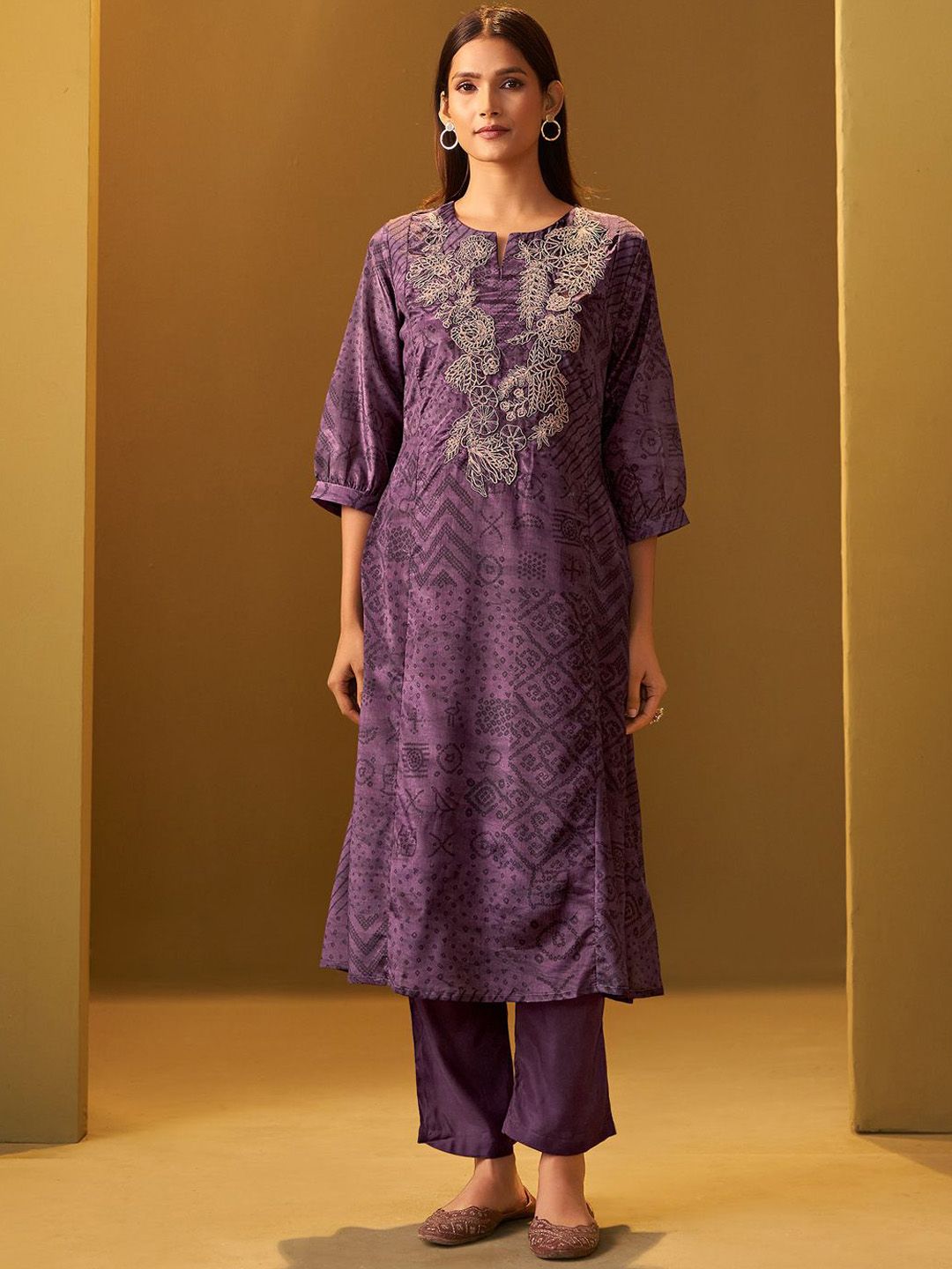 Women Ethnic Motifs Embroidered Kurta with Trousers