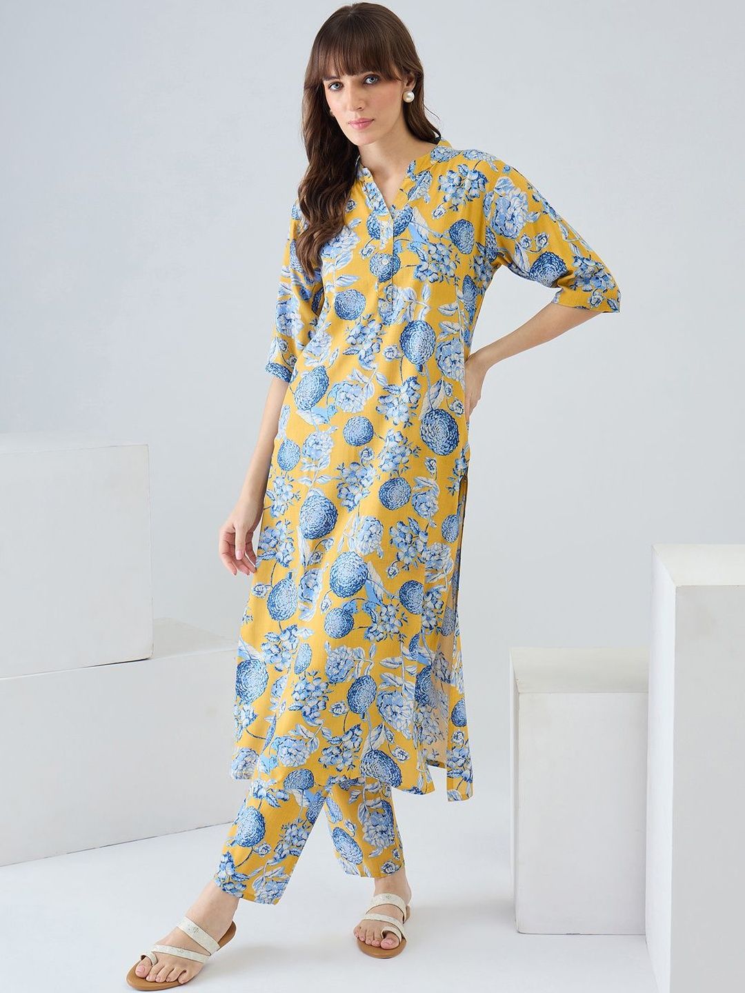 Women Floral Printed Regular Kurta with Trousers
