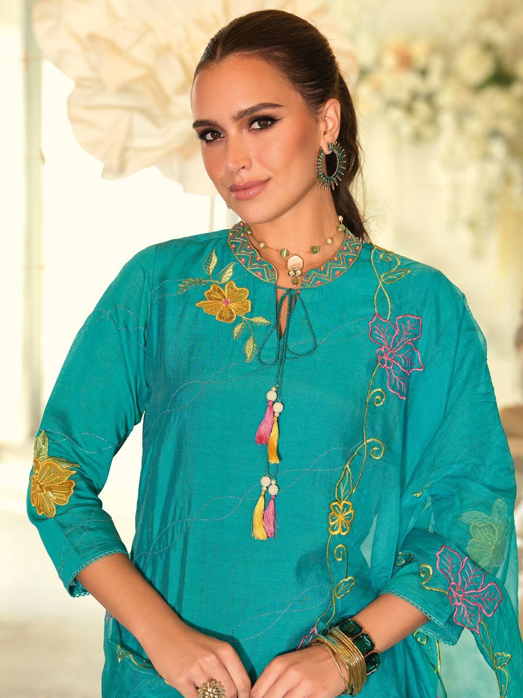 Women Floral Embroidered Regular Thread Work Kurta with Trousers & With Dupatta