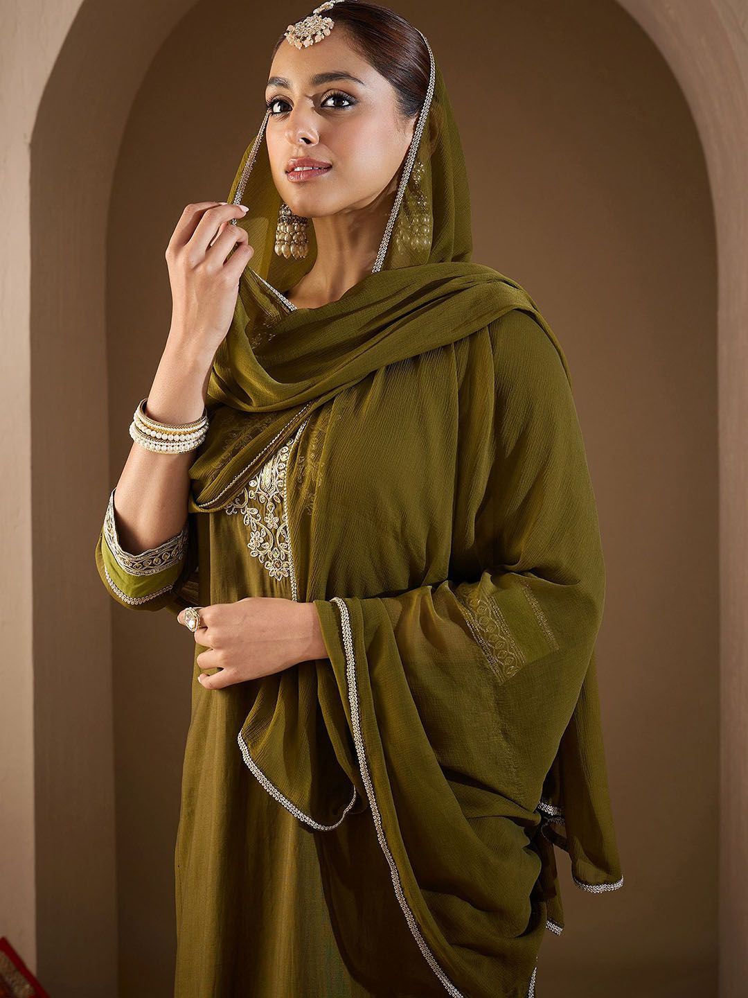 Women Floral Embroidered Regular Kurta with Trousers & With Dupatta