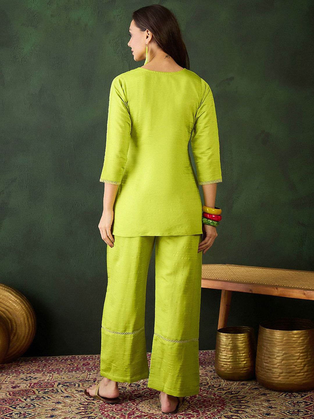 Dhiyona SN Women's Green Floral Embroidered V-Neck Kurta With Trousers