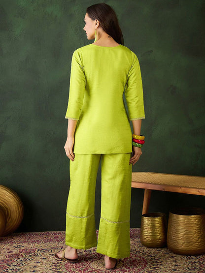 Dhiyona SN Women's Green Floral Embroidered V-Neck Kurta With Trousers