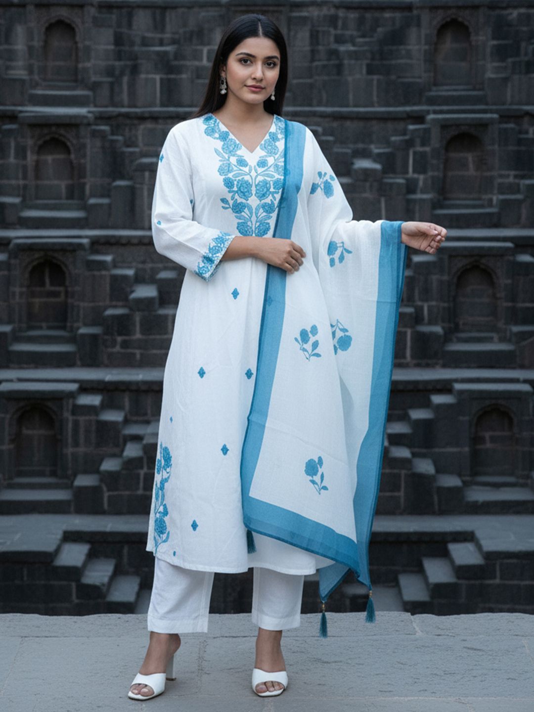 Women Floral Embroidered Regular Thread Work Kurta with Trousers & With Dupatta