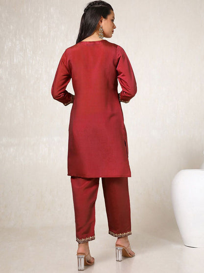 Dhiyona SO Women's Red Floral Embroidered Zari Straight Kurta With Trousers