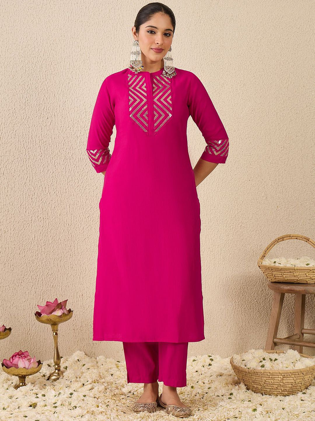 Dhiyona IE Embellished Mandarin Collar Straight Kurta With Trousers Co-Ord Set