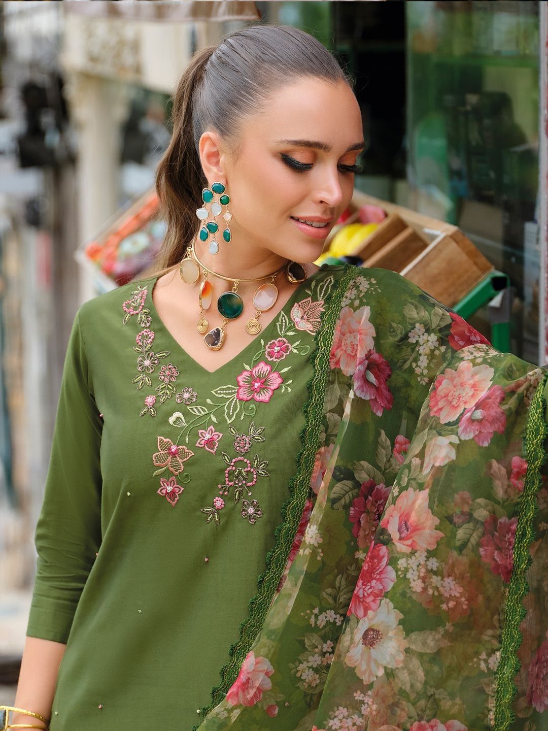 Women Floral Embroidered Regular Thread Work Liva Kurta with Trousers & With Dupatta