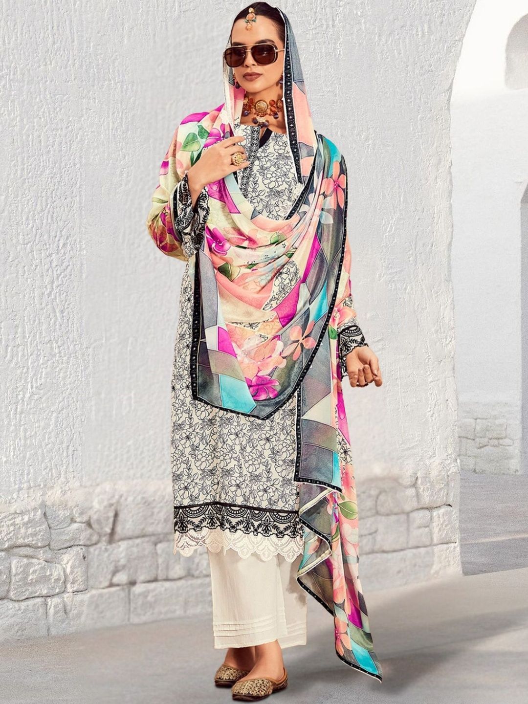 Dhiyona IE Women Floral Printed Regular Thread Work Kurta with Trousers & With Dupatta