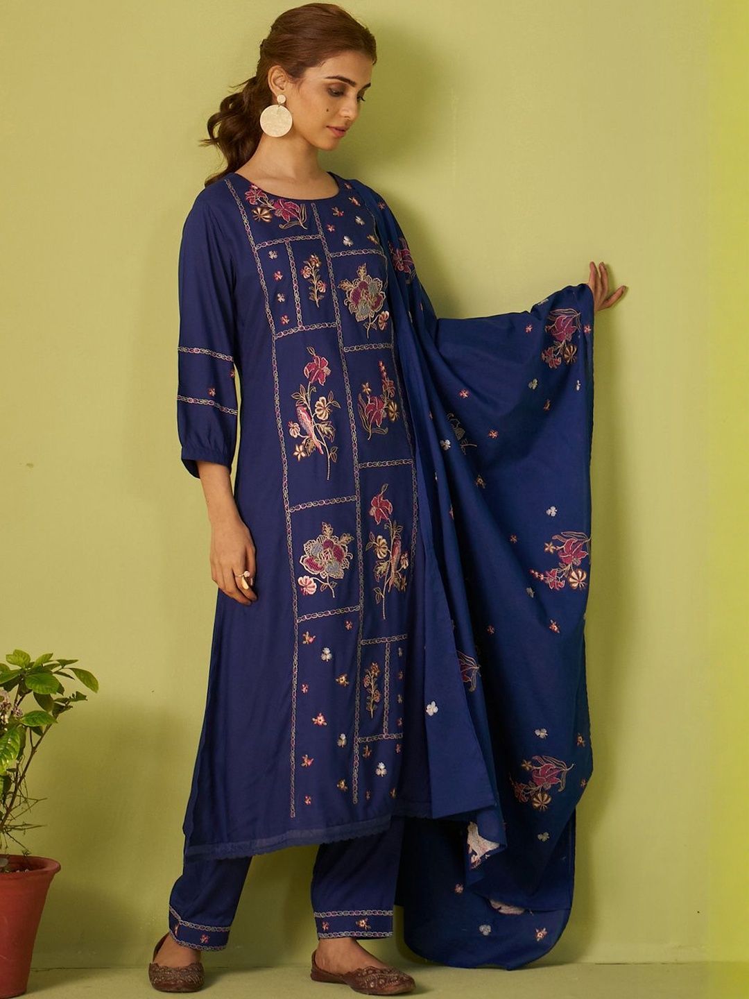 Women Floral Embroidered Thread Work Kurt Trousers & With Dupatta Kurta Sets