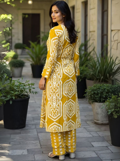Women Geometric Printed Cotton Kurta with Trousers