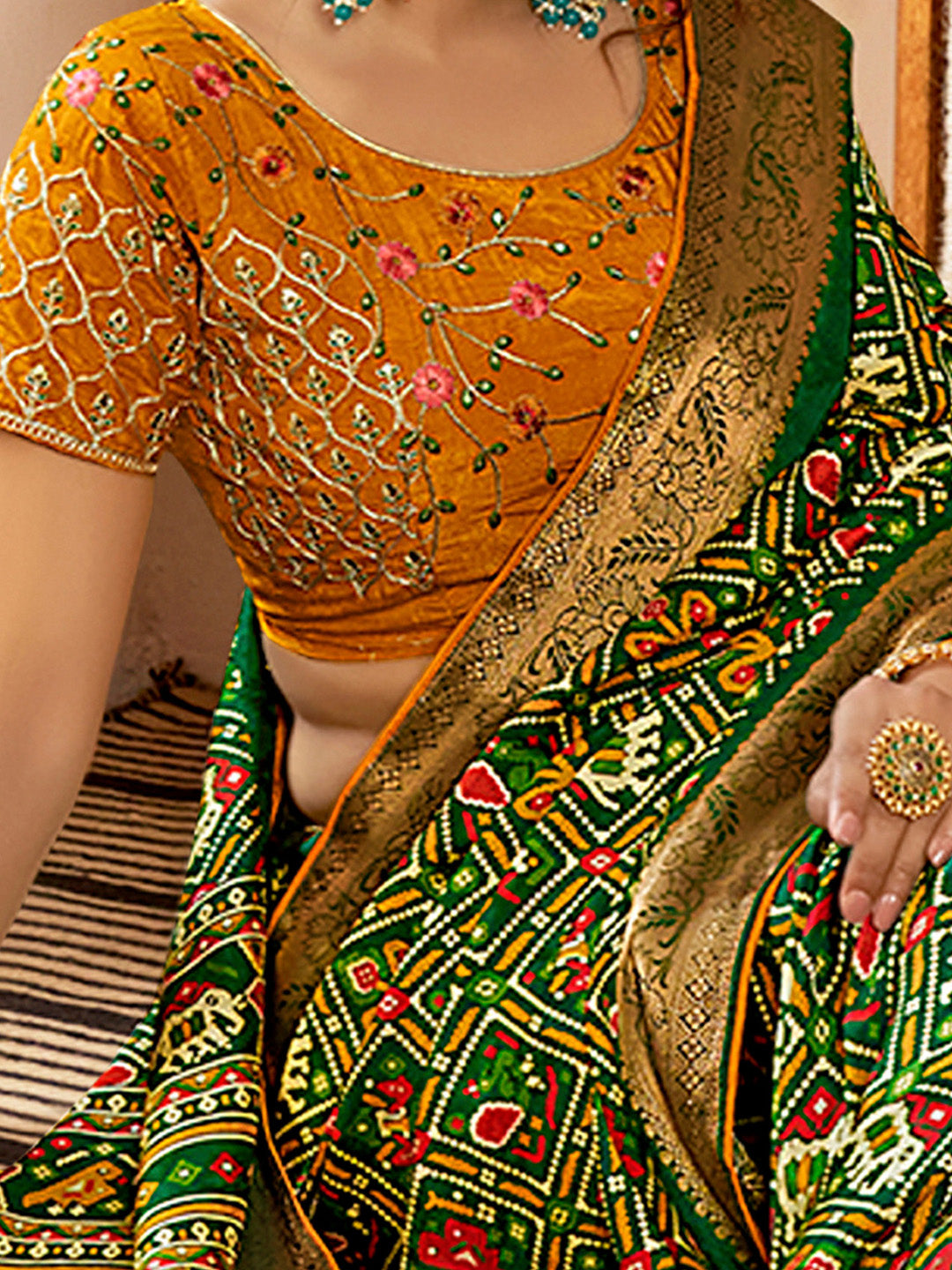 Women's Soft Silk Green Woven Design Designer Saree With Blouse Piece