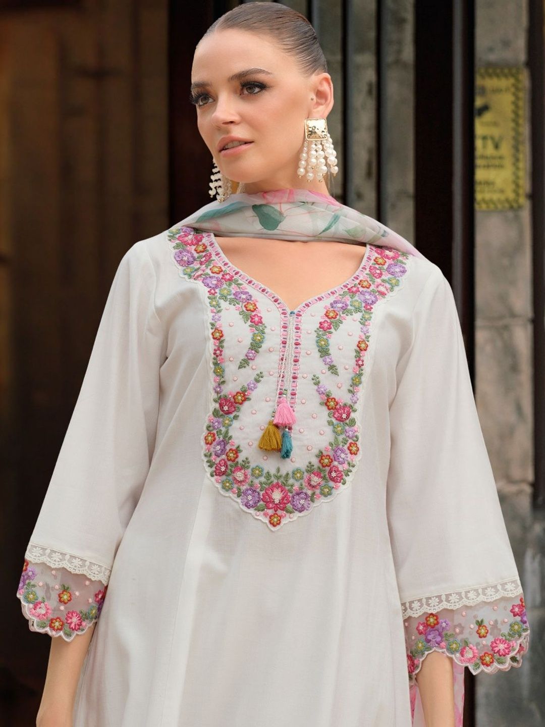 Dhiyona IE Women Floral Embroidered Regular Thread Work Kurta with Trousers & With Dupatta